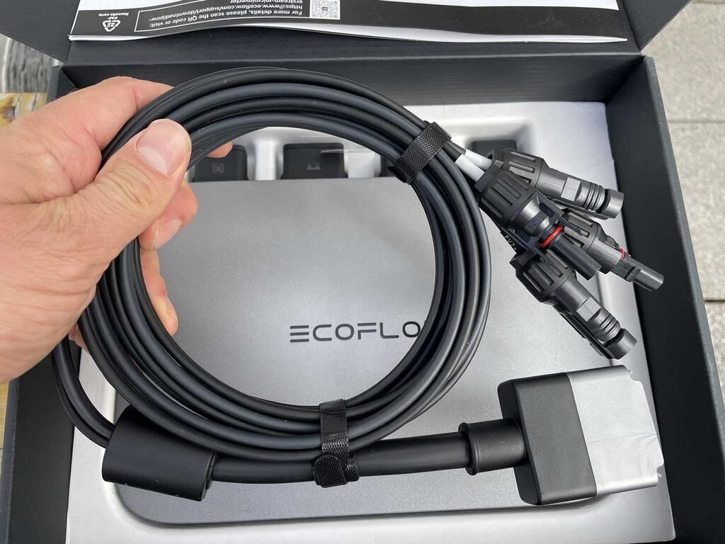 Das EcoFlow PowerStream Balkonkraftwerk Wechselrichter wird verkabelt.  